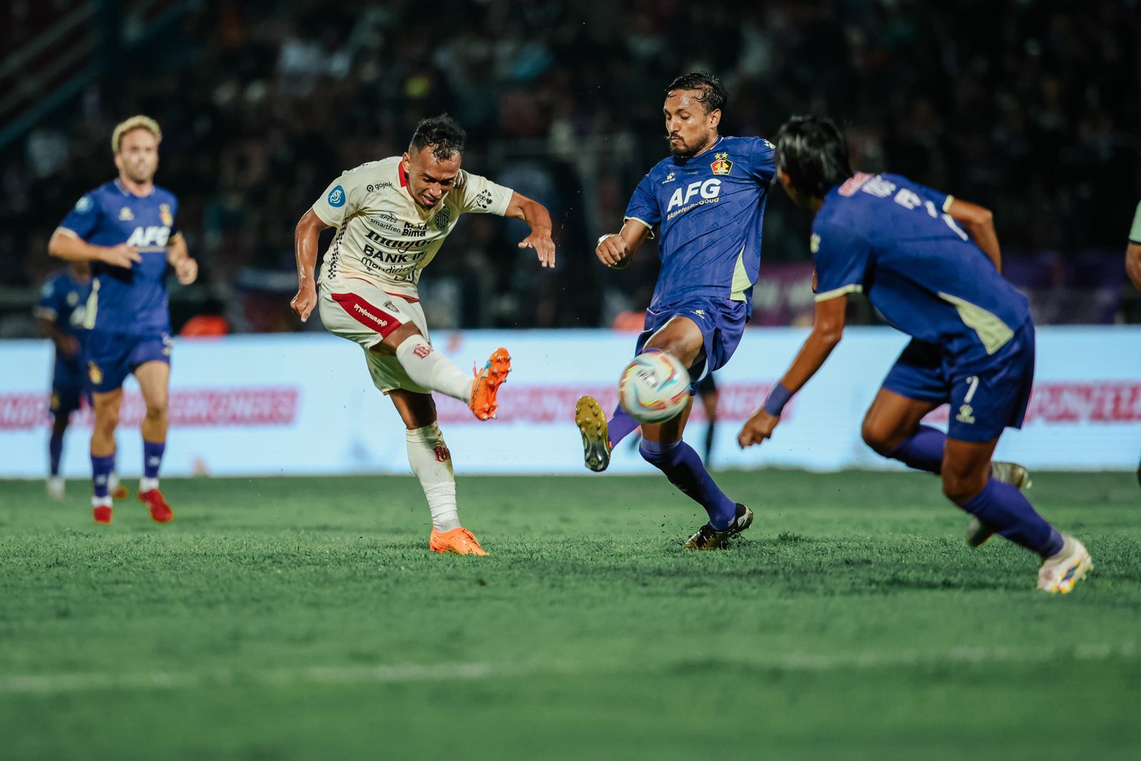 Winger Bali United Irfan Jaya (putih) melepaskan tembakan di antara bek Persik Kediri di pekan ke-24 Liga 1 Indonesia 2023/2024, Senin, 5 Februari 2024 di Stadion Brawijaya.