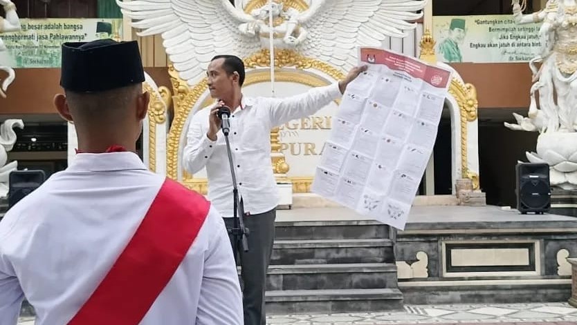 KPU Karangasem melakukan sosialisasi di salah satu SMA  di Karangasem untuk menyasar pemilih pemula, Senin, 5 Februari 2024.