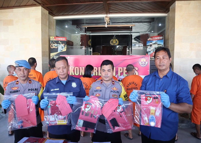 DIUNGKAP : Polres Klungkung saat merilis kasus narkotika yang berhasil diungkap selama satu bulan, Selasa (6/2).