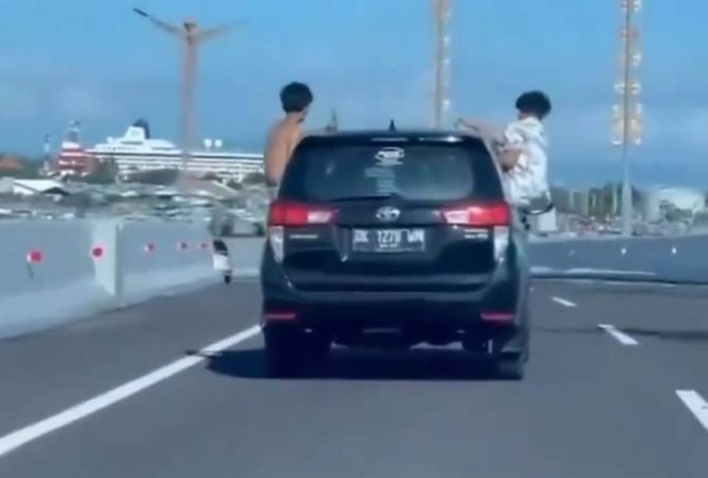 VIRAL: Viral dua pria bermobil melakukan aksi berbahaya di Jalan Tol Bali Mandara Bali. Aksi ini mengundang respon para netizen.