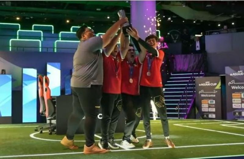 Timnas efootball Indonesia saat mengangkat trofi juara AFC eAsian Cup 2023 setelah mengalahkan Jepang di babak final, Senin 5 Februari 2024 malam.