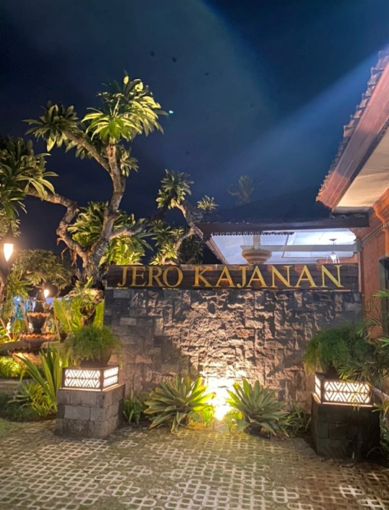 TEMPAT MAKAN: Suasana tempat makan rumahan khas Bali di Sukawati, Gianyar, Bali yang lagi viral. Pemiliknya ternyata konten kreator Tiktok.
