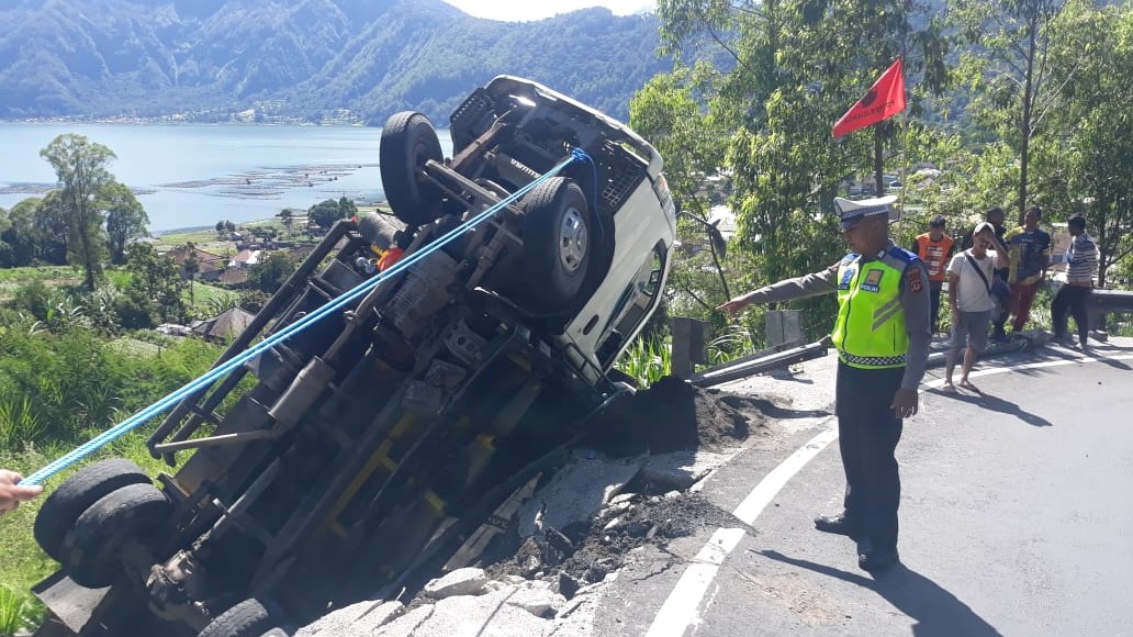 Truk muat pasir mengalami kecelakaan di jalur Kedisan-Penelokan, Kecamatan Kintamani, Kabupaten Bangli, Bali, Selasa, 6 Februari 2024.