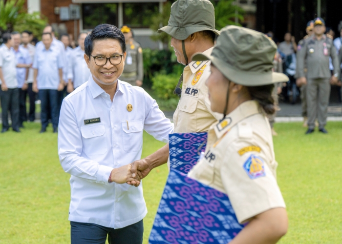 PELANTIKAN: Sekda Adi Arnawa saat menghadiri pelantikan Pol PP Pariwisata di Kantor Gubernur Bali, Rabu (7/2).