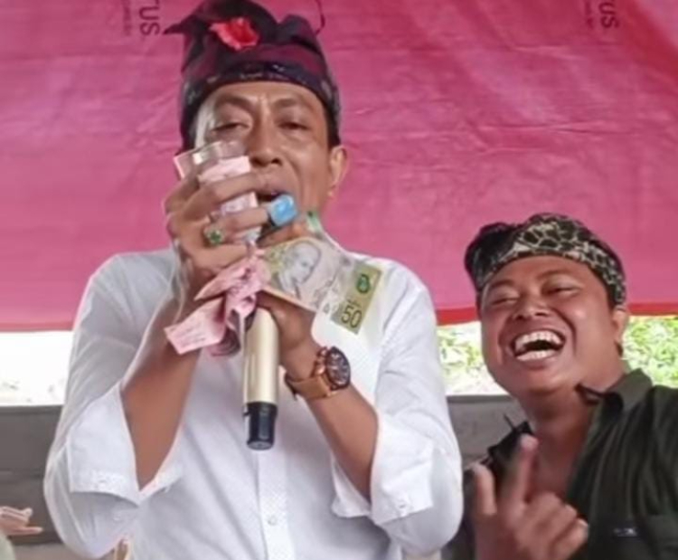 Penyanyi Raka Sidan mengaku panen saweran saat manggung di Munti Gunung