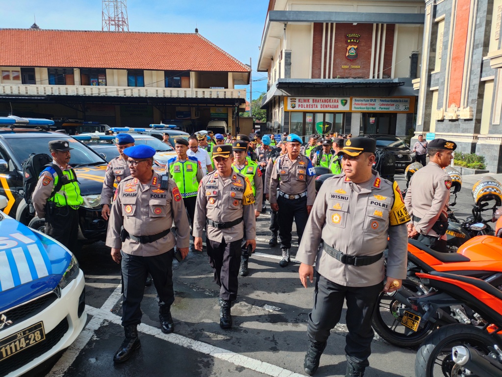 CEK KENDARAAN: Kapolresta Denpasar Kombespol Wisnu Prabowo bersama Pamatwil Polresta Denpasar Kombespol Ponadi mengecek kendaraan untuk pengamanan TPS.