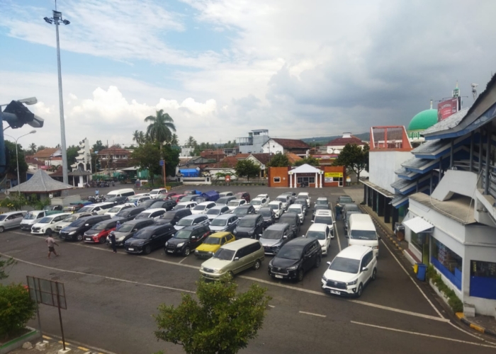 JELANG IMLEK : Suasana areal dalam Pelabuhan Ketapang, Kamis (8/2).