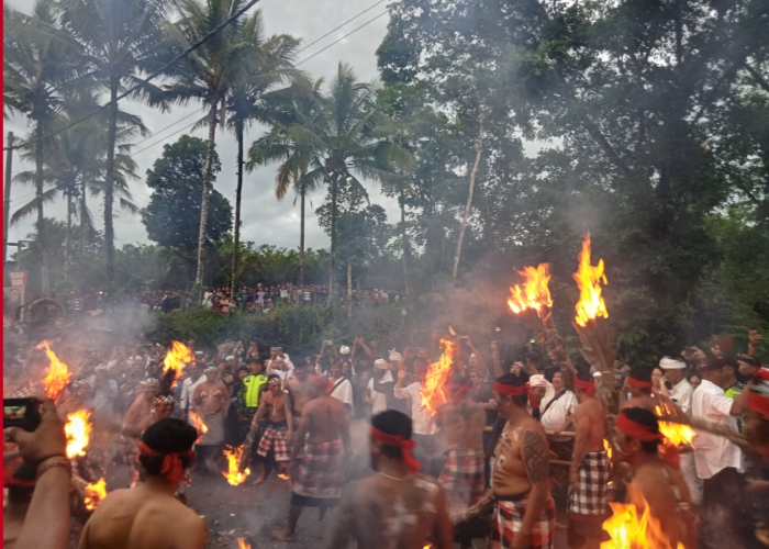 SIAT API: Warga Desa Adat Duda, Kecamatan Selat, Karangasem melaksanakan tradisi Siat Api di Jembatan Tukad Sangsang, desa setempat, pada Kamis (8/2).