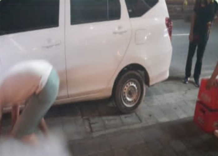 TERTIPU : Tangkapan layar saat sopir yang diduga diminta oleh pelaku penipuan online mengambil makanan dan bir di The Baker Bistro Seminyak, di Jalan Raya Seminyak.