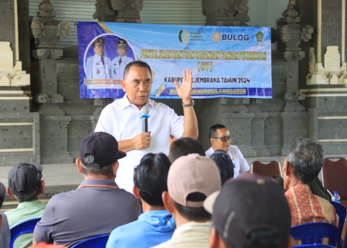 BANTUAN : Penyerahan bantuan CPP tahap I di Kecamatan Melaya, Rabu (7/2).