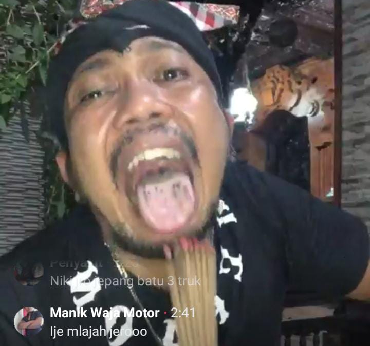 Jro Jepang melakukan teknik menyulut lidah dengan api dupa