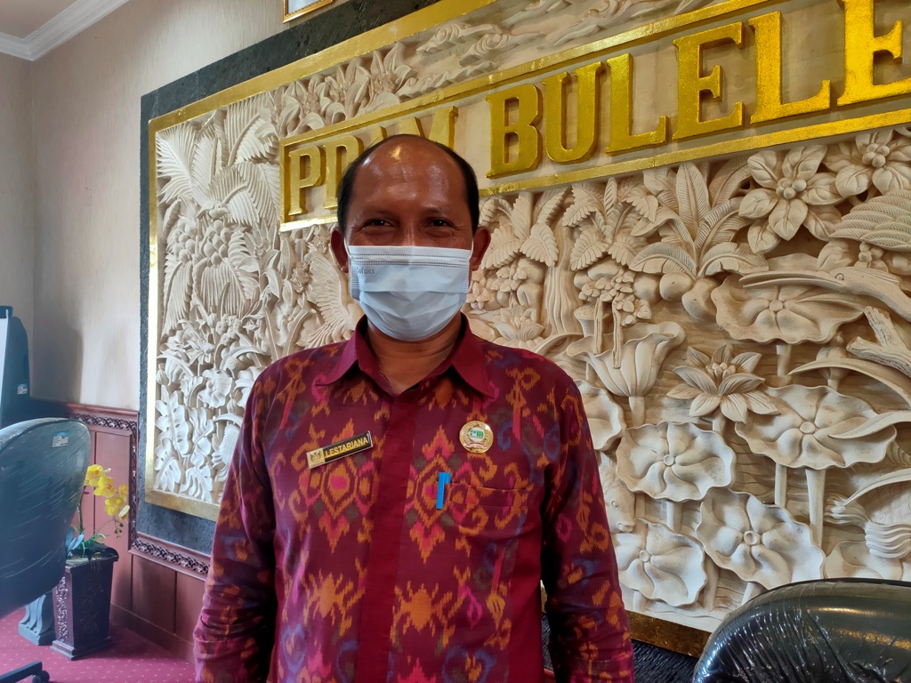 PASOKAN: Direktur Utama Perumda Tirta Hita Buleleng, Made Lestariana mengaku alami kendala untuk aliri air ke dataran tinggi.