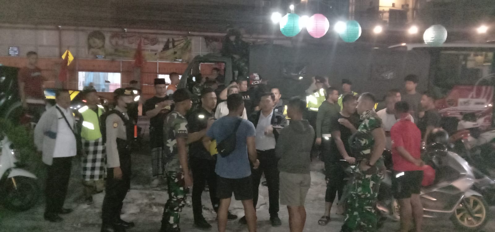 SERANG: Aparat mengecek Lapangan Futsal Kerobokan yang menjadi lokasi penyerangan oleh sekelompok orang bersajam terhadap anggota TNI.