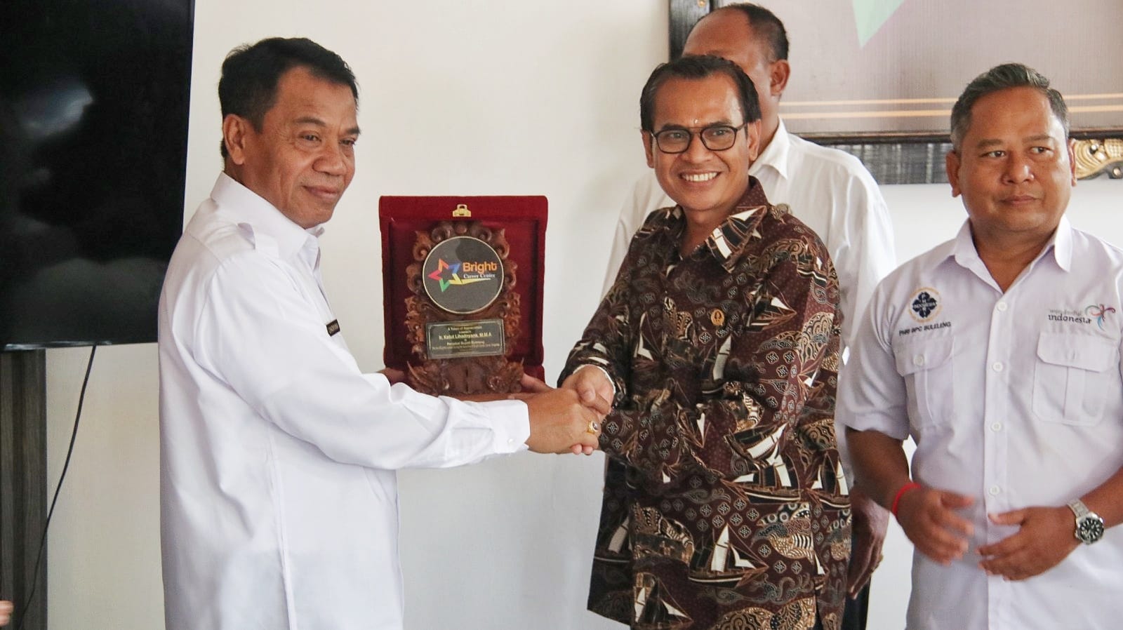 TPPO: Ketua Yayasan Widhi Sastra Nugraha (Monarch Bali), I Made Sumitra bersama Pj. Bupati Buleleng, Ketut Lihadnyana menjelaskan pentingnya peran BBC tekan kasus TPPO .