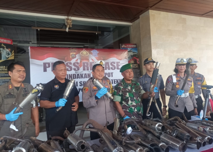 DISITA : Kapolres Klungkung AKBP Umar memperlihatkan barang bukti berupa knalpot brong yang sita selama bulan Desember 2023-Februari 2024.