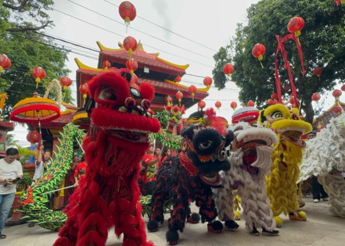 PENTAS : Pementasan Kirab Barongsai di depan Vihara Dharmayana Kuta, Jumat (9/2).