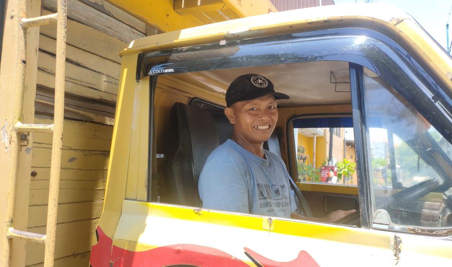 Acong mengangkut logistik Pemilu 2024 yang didistribuksikan di Keluharan&nbsp;Kampung&nbsp;Bugis, Kota Singaraja, Kabupaten Buleleng, Bali, Jumat, 9 Februari 2024.