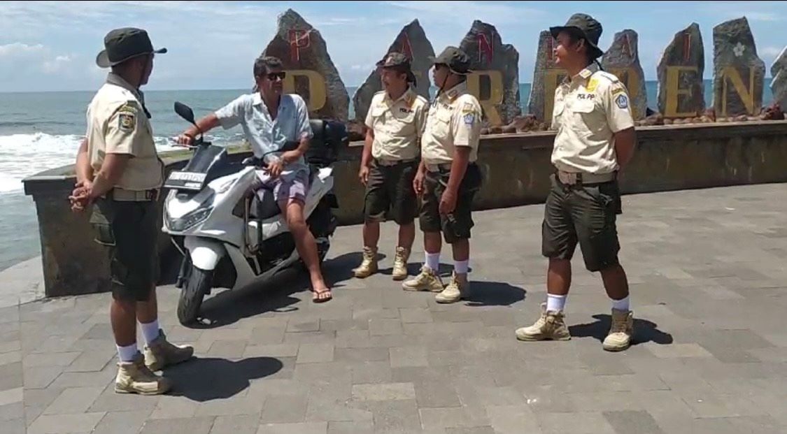 Pol PP Pariwisata Badung saat melakukan tugas di sejumlah DTW, Kamis, 8 Februari 2024.