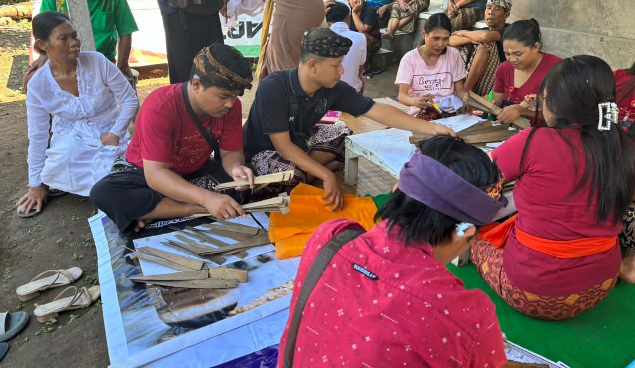 Proses identifikasi lontar yang dilakukan penyuluh bahasa Bali Kabupaten Buleleng di rumah warga Desa Panji, Kecamatan Sukasada, Buleleng.