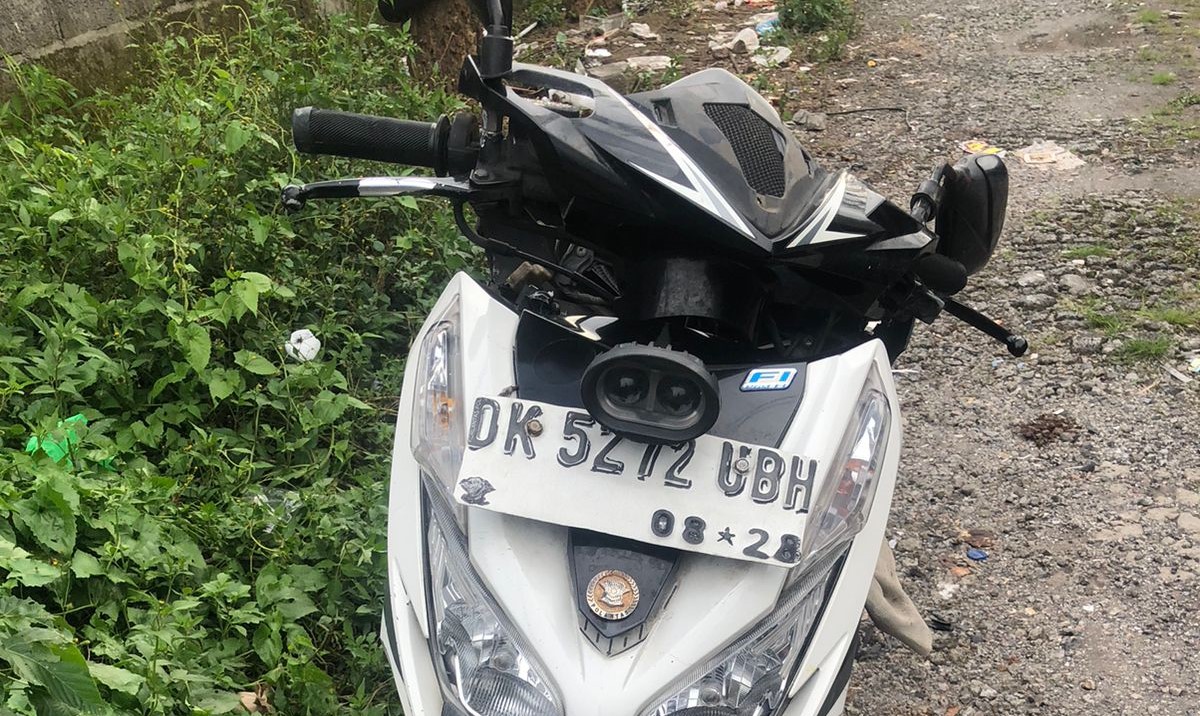 Sepeda motor Honda Vario yang dikendarai I Gusti Ngurah Raka Lasmika rusak setelah mengalami kecelakaan di Desa Luwus, Kecamatan Baturiti, Tabanan, Bali, Rabu, 7 Februari 2024.