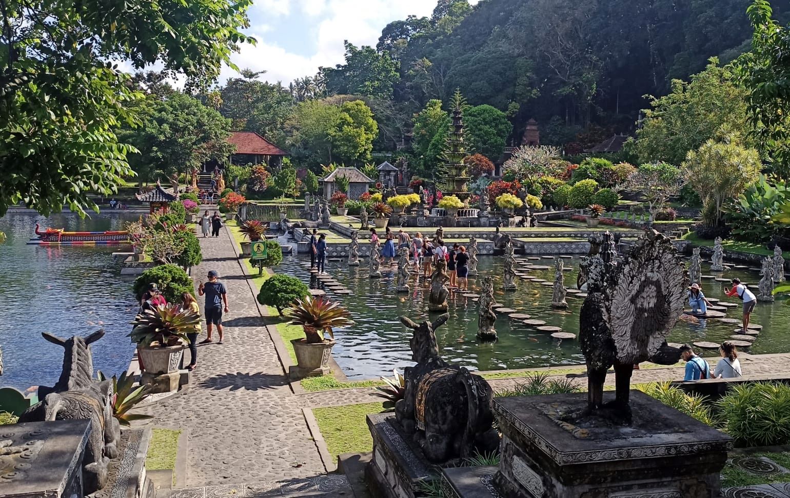 Objek wisata Taman Tirta Gangga di Kabupaten Karangasem, Bali yang ramai dikunjungi wisatawan.