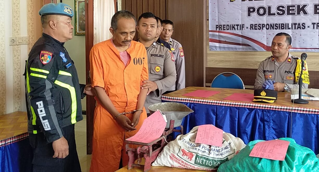 Tersangka pencurian di Pasar Kidul, Bangli beserta beberapa barang bukti diperlihatkan kepada awak media, Jumat, 9 Februari2024.