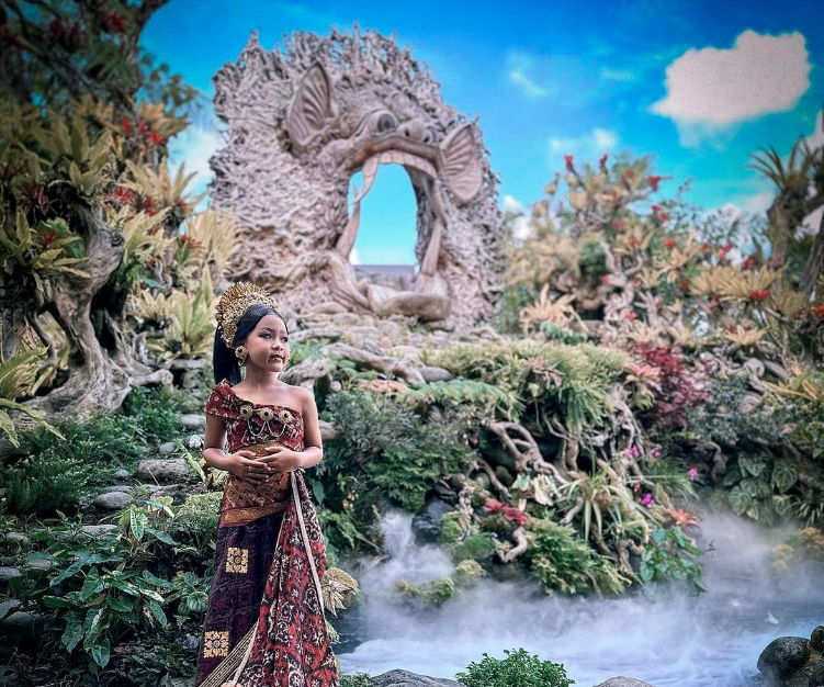 Sari Timbul Glass Factory yang penuh dengan spot foto cantik
