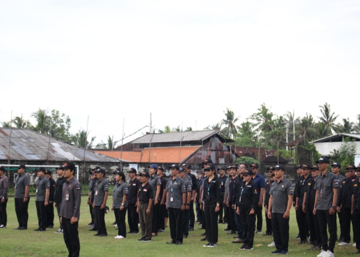 SIAGA : Jajaran Pengawas Pemilu dari tingkat Desa sampai dengan tingkat Kabupaten se- Kabupaten Gianyar memadati lapangan Astina Jaya Blahbatuh Senin, (11/2).