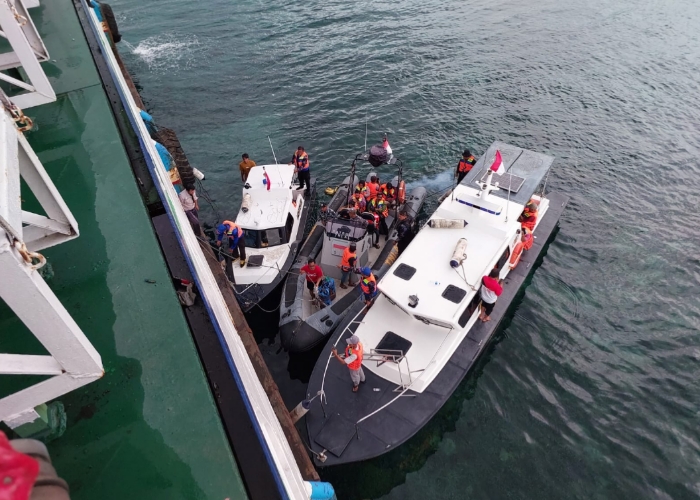 EVAKUASI : Tim SAR Gabungan melakukan evakuasi penumpang kapal KMP Agung Samudra XVIII yang kandas di perairan Selat Bali, Minggu (11/2).
