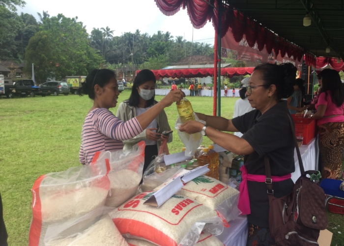OPERASI PASAR: Pelaksanaan operasi pasar di Desa Bongkasa, Kecamatan Abiansemal, beberapa waktu lalu.
