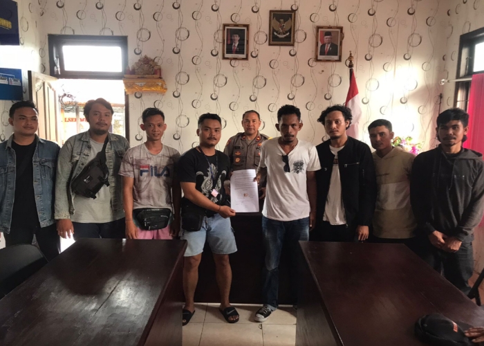 DAMAI: Keempat pria Flores dan warga Banjar Basang Tamiang berdamai melalui mediasi di Polsek Mengwi.