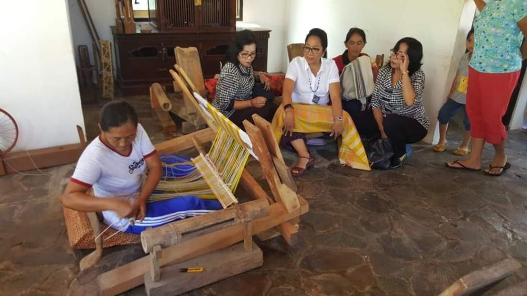 ALAT TRADISIONAL: Proses pembuatan kain tenun Cag Cag di Desa Sembiran cukup rumit karena menggunakan alat-alat tradisional.