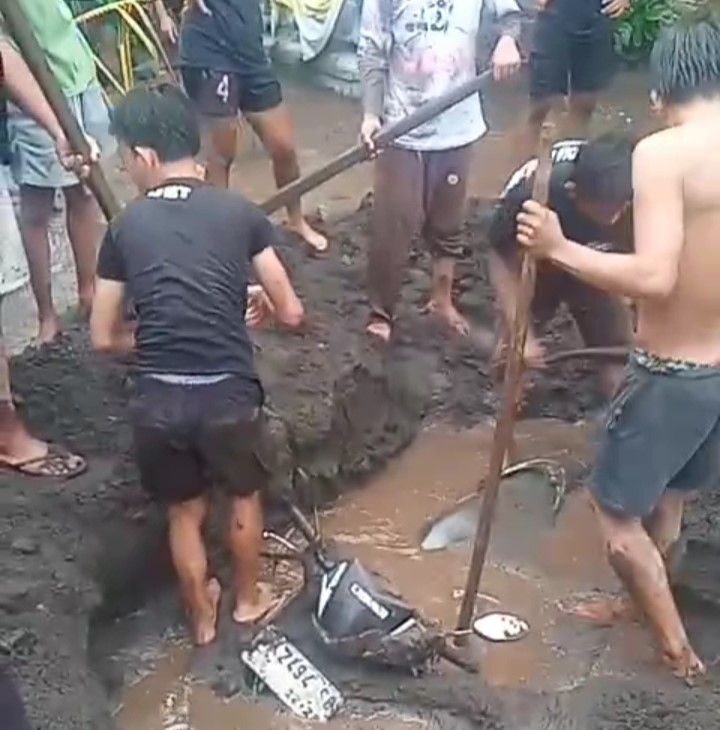 Banjir yang terjadi di wilayah Banjar Dinas Darmawinangun, Desa Tianyar, Kecamatan Kubu, Karangasem, Bali, Sabtu 10 Februari 2024.