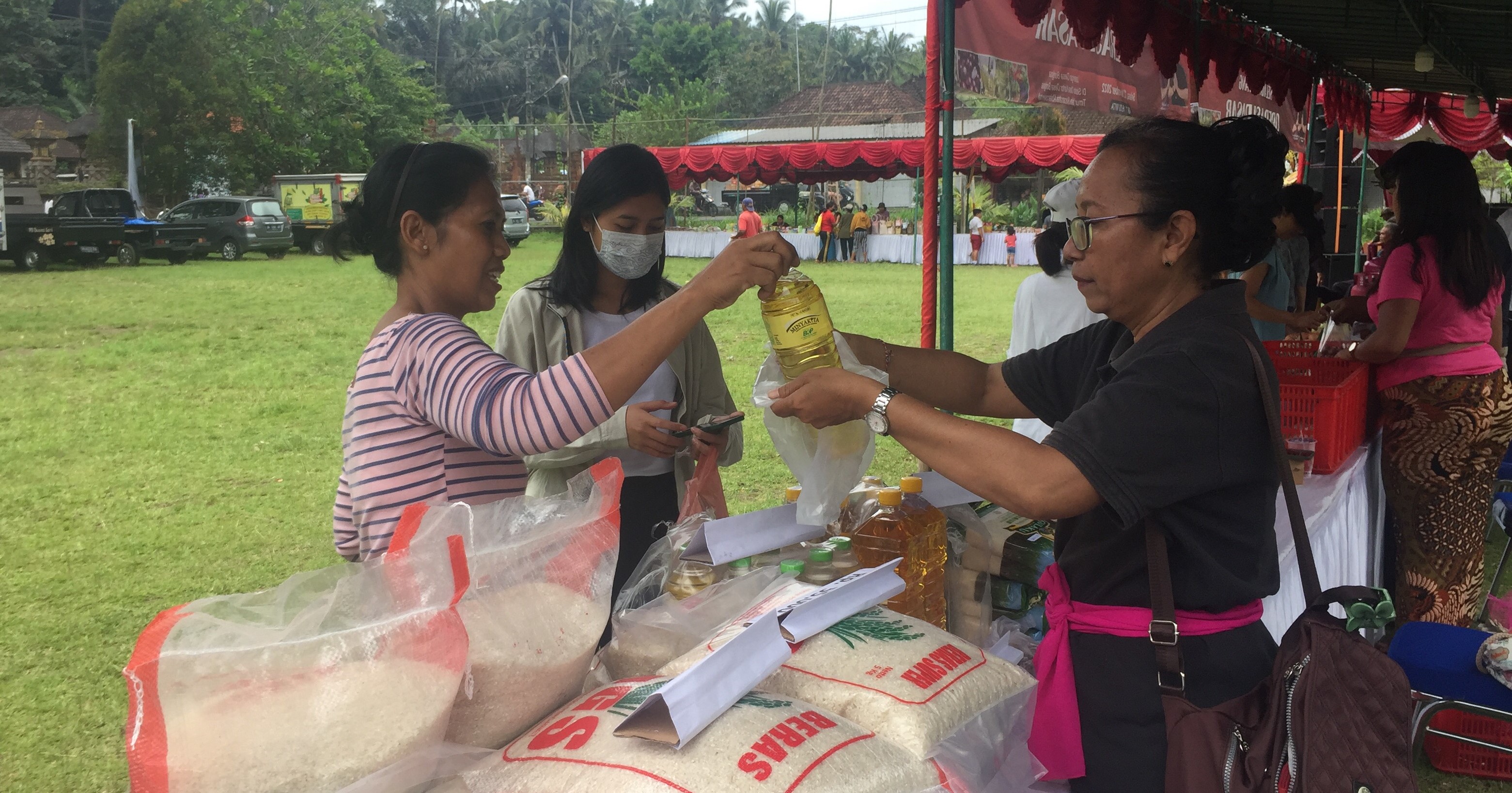 Pelaksanaan operasi pasar di Desa Bongkasa, Kecamatan Abiansemal, Kabupaten Badung, Bali, beberapa waktu lalu.