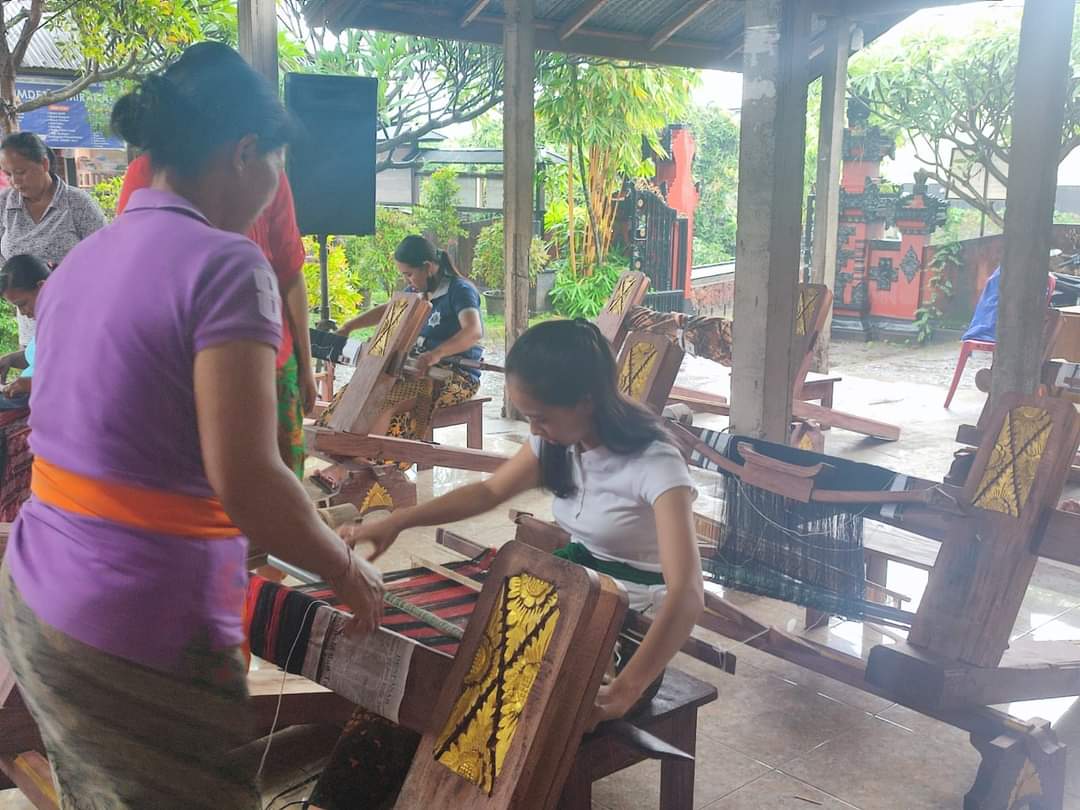 ONLINE: Kain tenun cag cag khas Desa Sembiran, Kecamatan Tejakula, Buleleng, Bali biasanya dipasarkan di lingkungan desa, tidak secara online.