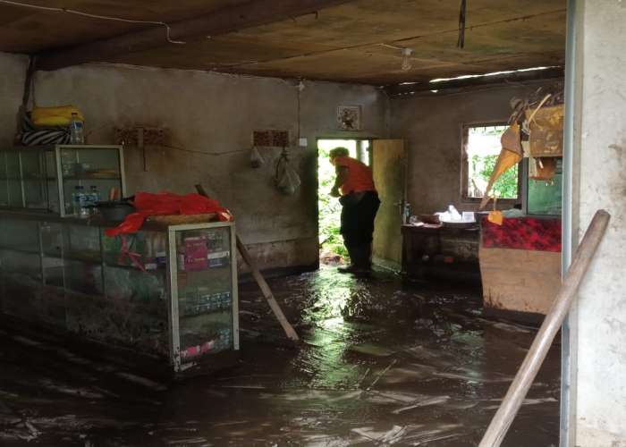 BERDAMPAK: Banjir yang terjadi beberapa waktu lalu berdampak terhadap rumah warga di Banjar Dinas Darmawinangun, Desa Tianyar, Kubu.