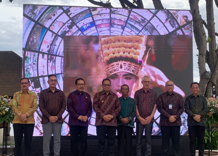 LAUNCHING: Launching pungutan wisatawan asing Pj Gubernur Bali bersama pelaku usaha pariwisata dan stakeholder di Denpsar, Senin (12/2).