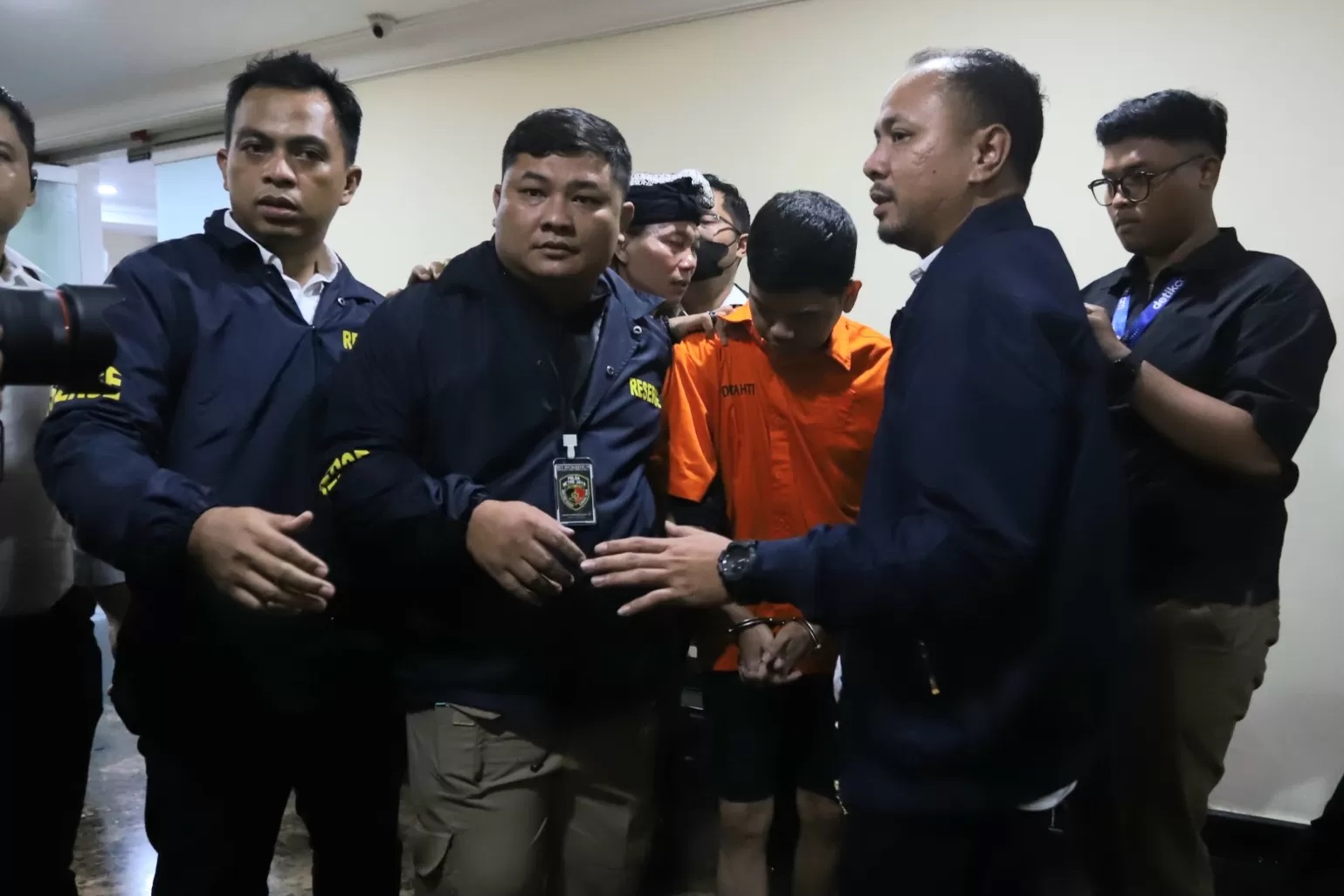 Tersangka yudha di hadirkan saat rilis kasus pembunuhan Dante (6) anak dari artis Tamara Tyasmara di Polda Metro Jaya, Jakarta, Senin (12/2/2024). (DERY RIDWANSAH/ JAWAPOS.COM)