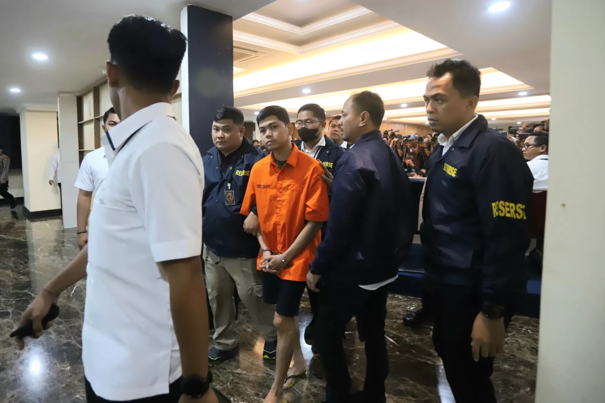 Tersangka yudha di hadirkan saat rilis kasus pembunuhan Dante (6) anak dari artis Tamara Tyasmara di Polda Metro Jaya, Jakarta, Senin (12/2/2024). (DERY RIDWANSAH/ JAWAPOS.COM)