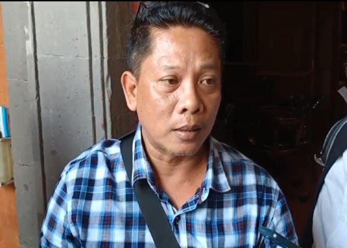 GERUDUK : Salah satu pedagang Blok D Pasar Semarapura saat mengadu k e Kantor DPRD Klungkung, Senin (12/2).