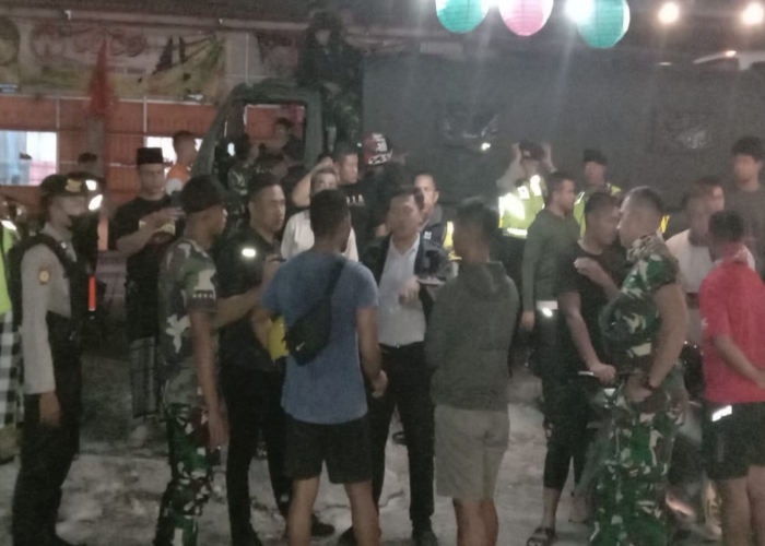 PENYERANGAN : Aparat mengecek tempat futsal yang menjadi lokasi penyerangan sekelompok orang terhadap anggota TNI.