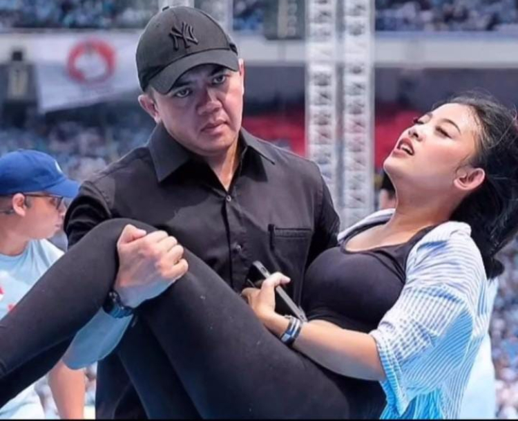 Mayor Teddy kembali menjadi sorotan usai menolong salah satu simpatisan yang pingsan