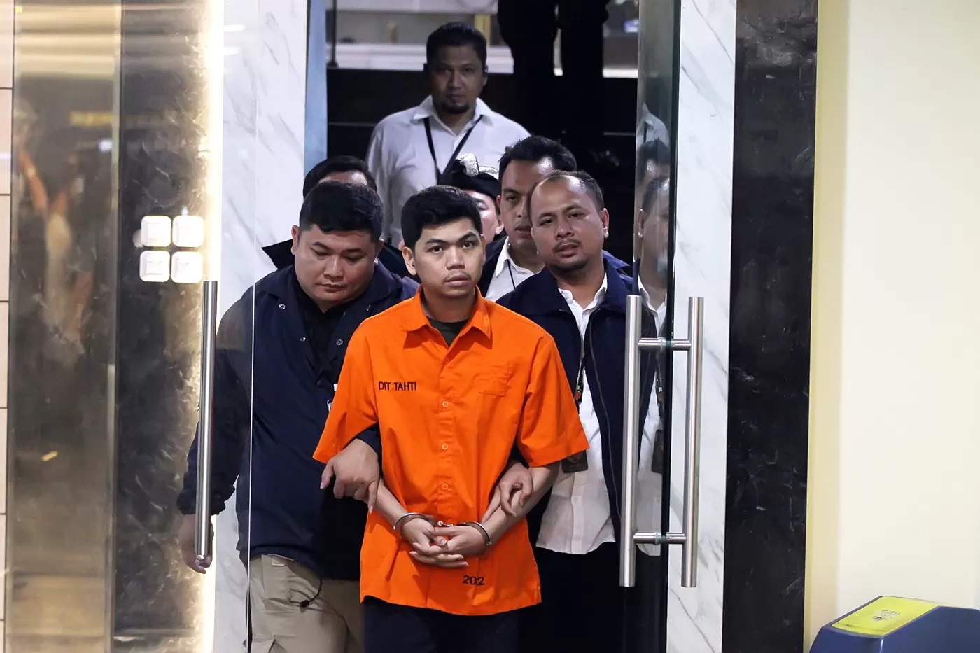 Tersangka yudha di hadirkan saat rilis kasus pembunuhan Dante (6) anak dari artis Tamara Tyasmara di Polda Metro Jaya, Jakarta, Senin (12/2/2024). (DERY RIDWANSAH/ JAWAPOS.COM)