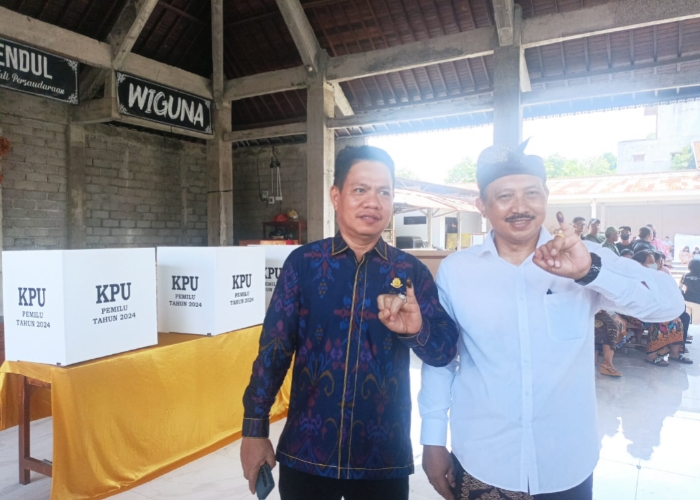 PANTAU : Pj Bupati Klungkung I Nyoman Jendrika (baju putih) usai menyoblos di TPS 01 Banjar Bendul bersama Kajari Klungkung.