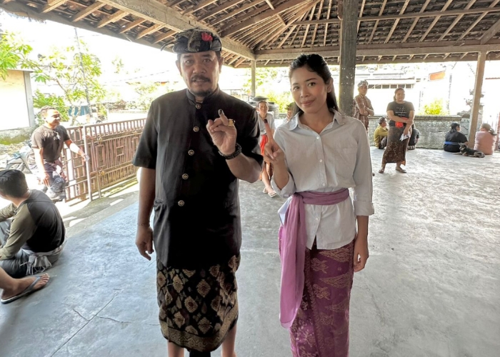 OPTIMIS : Mantan Wakil Bupati Klungkung I Made Kasta usai mencoblos didampingi putrinya.