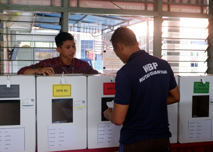 COBLOS: Warga binaan Lapas di Bali turut mencoblos saat Pemilu 2024 untuk memilih para pemimpin bangsa.