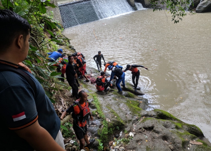 Proses evakuasi korban tenggelam di Dam Tukad Yeh Panaan.