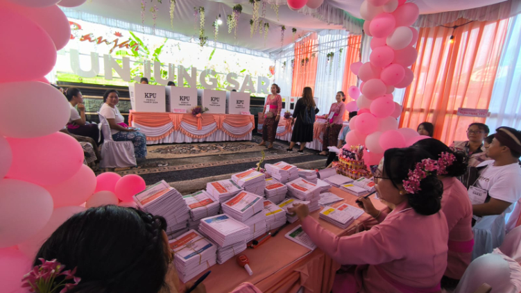Konsep Hari Valentine diusung di Banjar Tunjung Sari, Desa Peguyangan Kangin, Denpasar Utara saat Pemilu 2024.