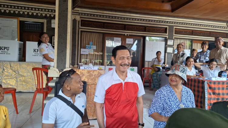 Menko Marves Luhut Binsar Pandjaitan tiba di TPS 14 Banjar Pengayehan, Desa Cemagi, Kecamatan Mengwi, Badung pada Pemilu 2024, Rabu (14/2)
