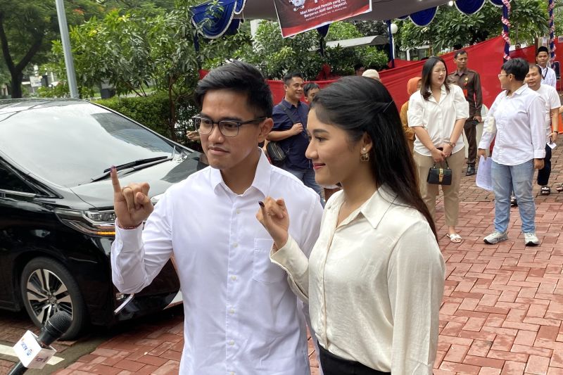Ketua Umum Partai Solidaritas Indonesia (PSI) Kaesang Pangarep bersama istrinya Erina Gudono usai coblolsan pada pemilu 2024.